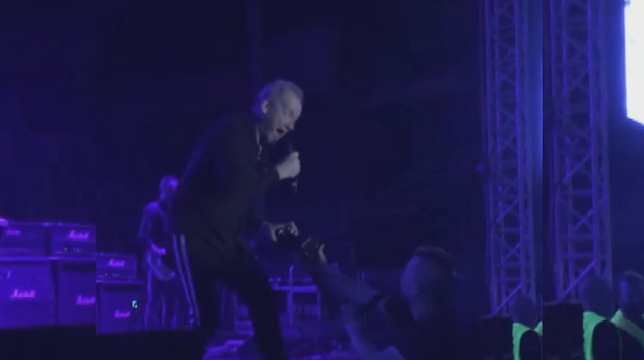 Spevák David Koller na koncerte neudržal nervy a odniesol si to fotograf