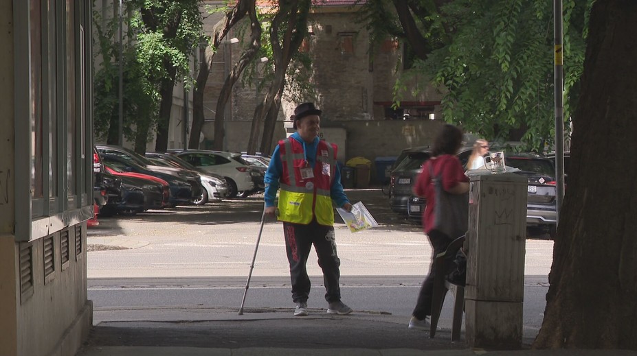 Ponúkajú im možnosť, ako si udržať ľudskú dôstojnosť. Strávili sme deň s pouličnými predajcami časopisov