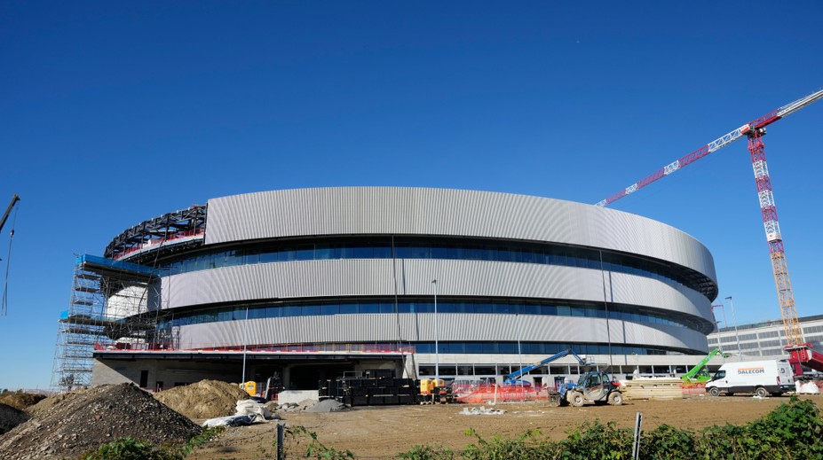 Práce na výstavbe štadióna meškajú, znepokojujú aj rozmery plochy. Organizátori OH sa bránia proti výčitkám