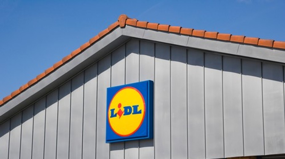 VIDEO: Bitka v predajni Lidl kvôli lacným slnečníkom. Konflikt medzi zákazníkmi si vyžiadal zásah polície