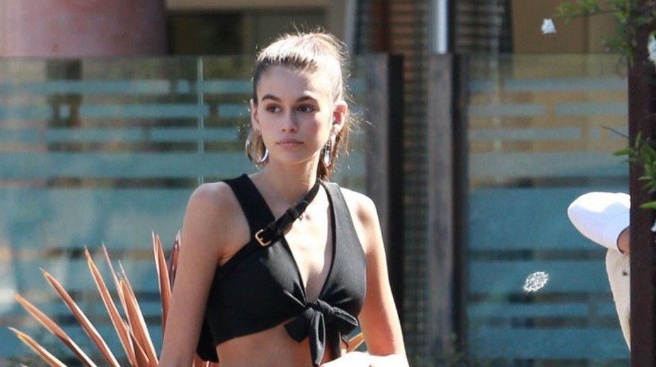 Na 16-ročnej dcére Cindy Crawford visia aj nohavice. Je zase tenšia