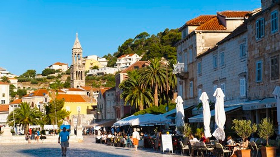 Pokuty, obmedzenia hluku aj zákaz plaviek v centre. Chorvátsky ostrov sprísňuje pravidlá pre turistov