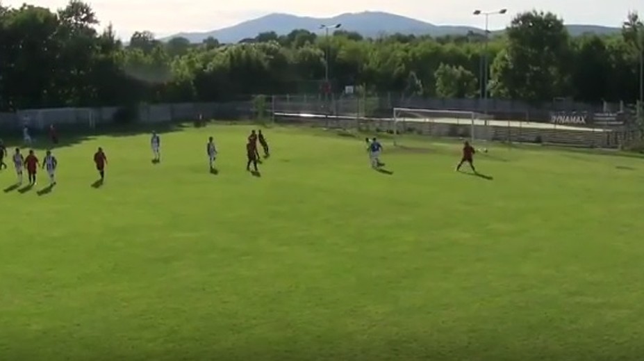 VIDEO: Brankár smoliar zo slovenskej okresnej súťaže. Videli ste už takýto gól?