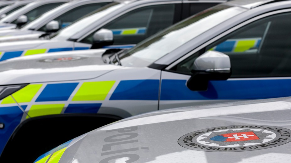 Policajti už nenabíjajú iba zbrane, ale aj autá. Na oddeleniach v týchto dňoch pribúdajú nabíjacie stanice