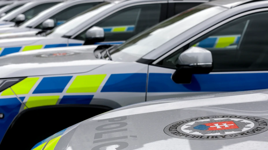 Policajti už nenabíjajú iba zbrane, ale aj autá. Na oddeleniach v týchto dňoch pribúdajú nabíjacie stanice