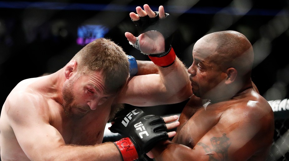 Miocic opäť zdolal Cormiera a obhájil titul UFC v superťažkej váhe