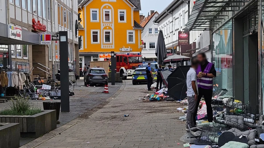 Dráma v Nemecku: Auto vletelo na pešiu zónu, zastavil ho až náraz do domu. Hlásia osem zranených