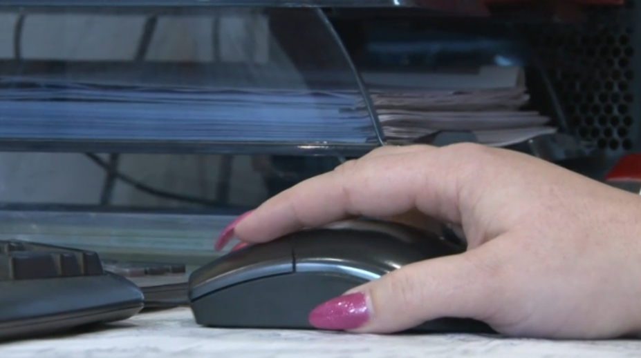 Jeden klik a prídete o všetko: Slovákom chodia falošné faktúry za elektrinu