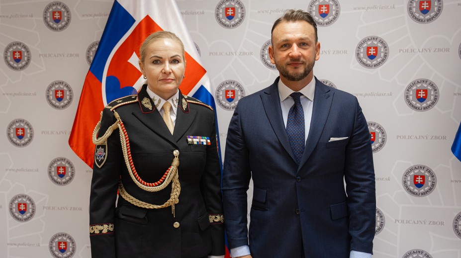 Prvá žena na čele polície. Matúš Šutaj Eštok vymenoval Janu Maškarovú za policajnú prezidentku