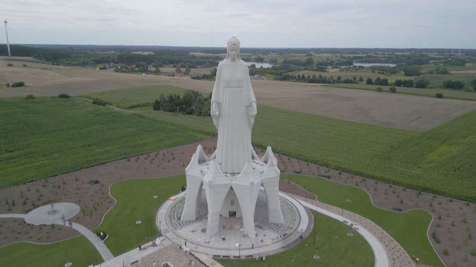 Poľsko sa pýši novým rekordom. Postavili tam jednu z najväčších kresťanských sôch v Európe