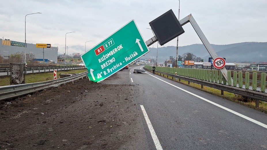 Kuriózna nehoda zablokovala R1 pred Banskou Bystricou. Na cestu sa zrútila ťažká konštrukcia