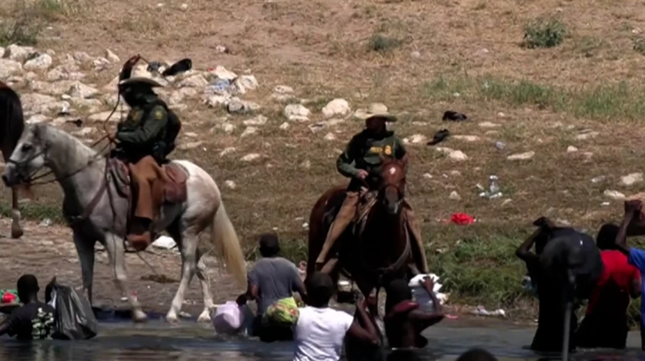 VIDEO: Scéna ako z Divokého západu. Na hraniciach USA odháňajú migrantov bičom