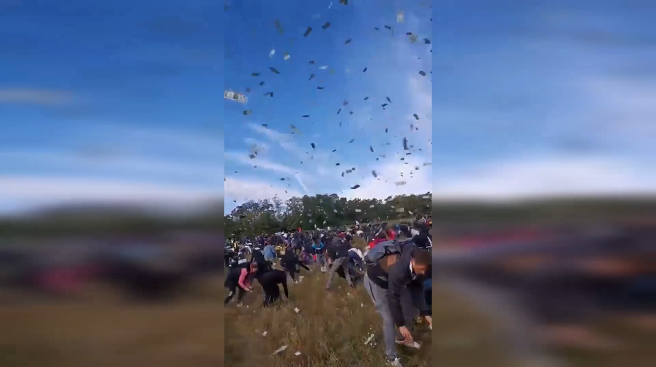 VIDEO: Známy český influencer vyhodil z vrtuľníka milión dolárov. Ľudia zbierali peniaze z poľa do igelitiek