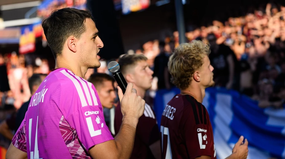 VIDEO: Slovenský brankár rastie v lídra Sparty. Pred plným kotlom obhajoval nenávideného spoluhráča