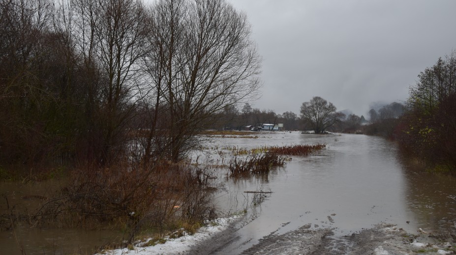 Hron sa vylieva, cestu medzi Brehmi a Rudnom nad Hronom uzavreli