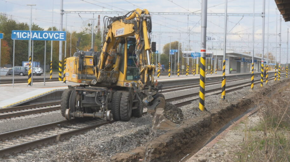 Omeškanie, chaos a vyššie náklady. Elektrifikácia železničnej trate na Zemplíne sa naťahuje