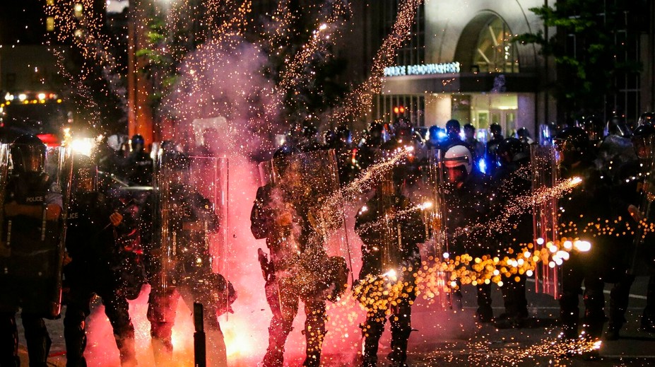 Nepokoje v USA sa vyostrujú: V St. Louis postrelili štyroch policajtov