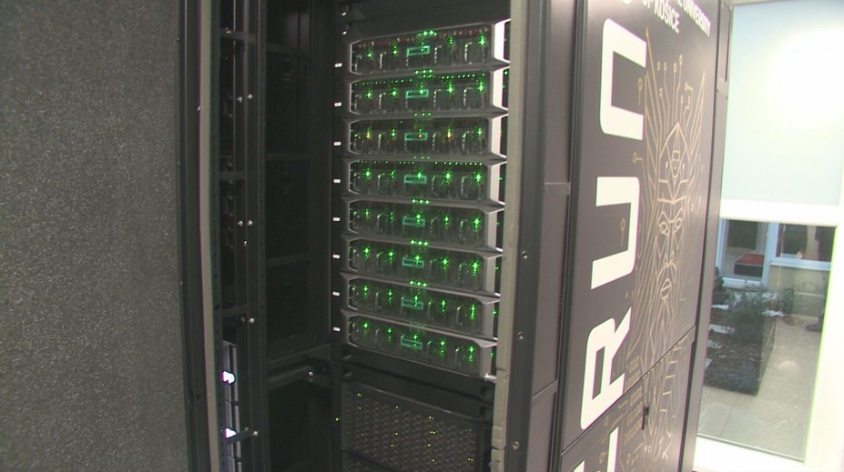 Zaberá tri miestnosti a ráta rýchlosťou blesku. V Košiciach spustili prvý slovenský superpočítač