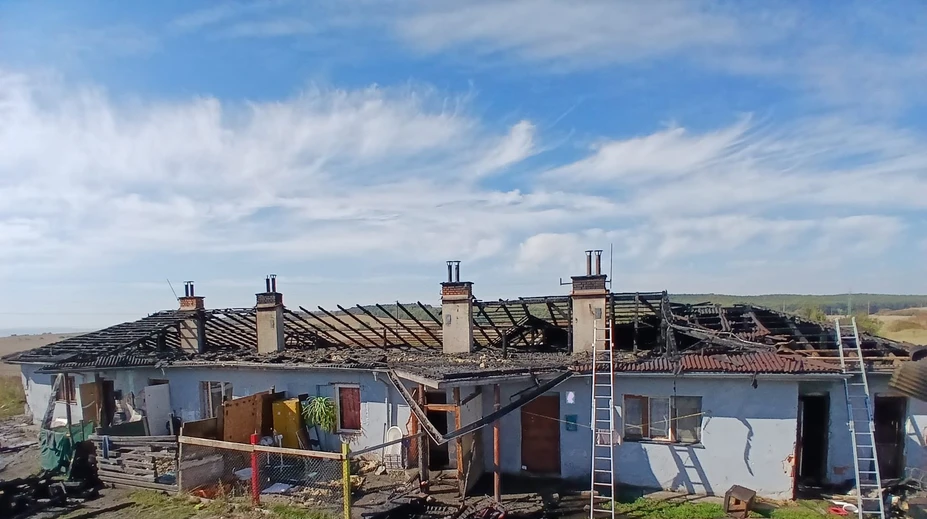 Mesto po požiari bytovky vyhlásilo mimoriadnu situáciu. O strechu nad hlavou prišlo 43 ľudí