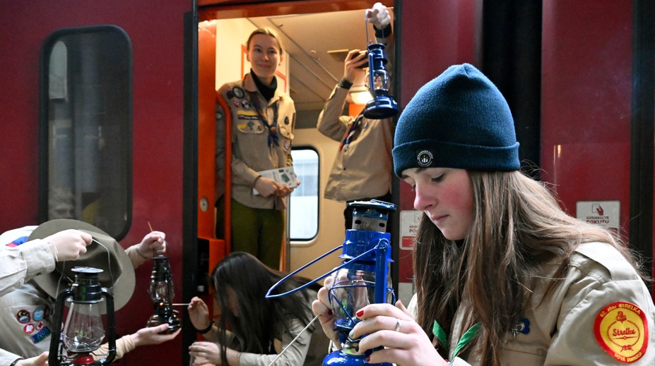 Skauti v sobotu rozvezú svetlo z Betlehema. Pozrite si prehľad vlakov, ktorými ho prepravia