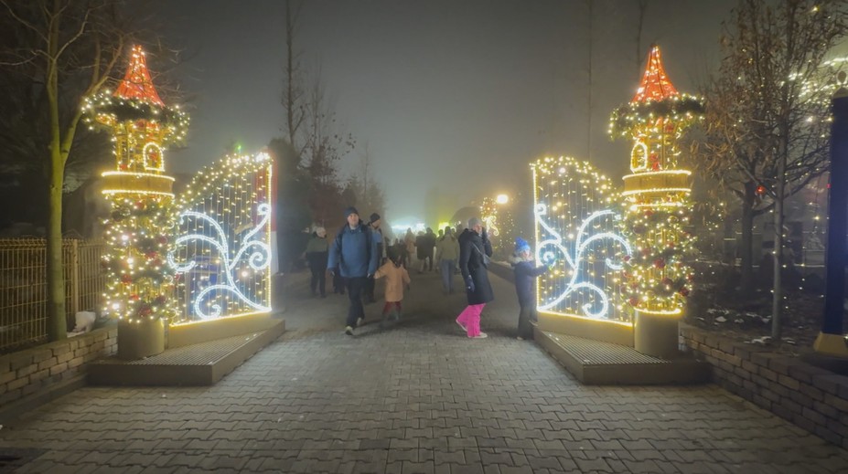 Vianoce sa presunuli aj do zábavných parkov. Jeden obrovský je neďaleko našich hraníc s Poľskom