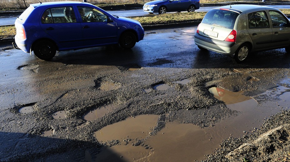 Myslíte si, že cesta, po ktorej jazdíte, je tá najrozbitejšia v širokom okolí? Pošlite nám jej fotky a videá