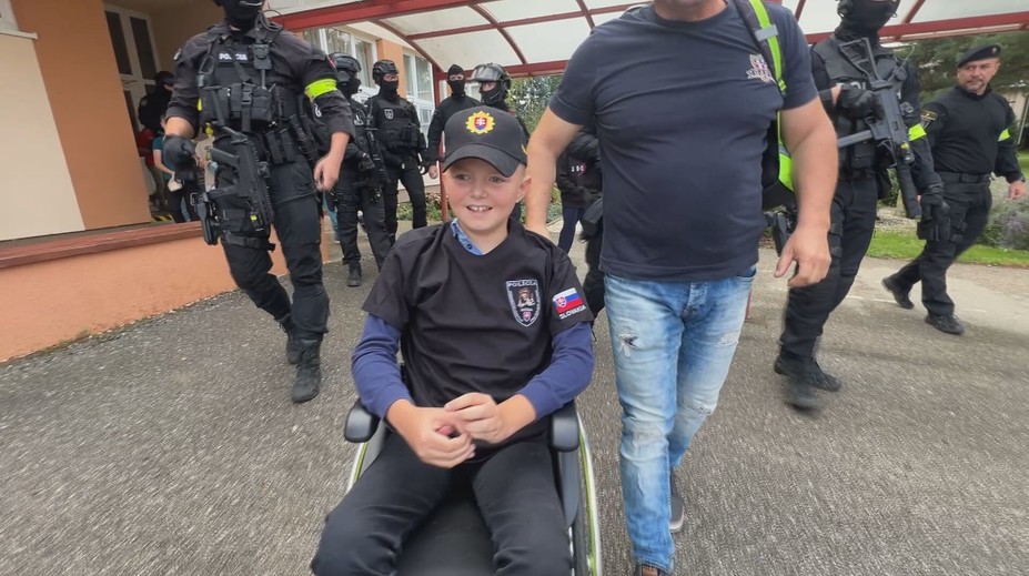 Nitrianski kukláči prekvapili priamo v škole 11-ročného chlapca. Prišli za ním uprostred hodiny angličtiny