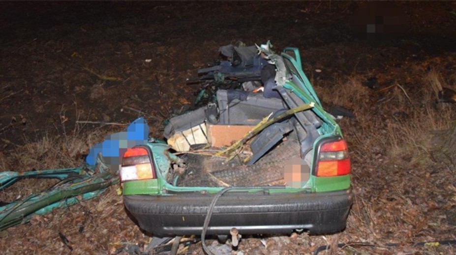 Mladík (†25) s autom prerazil dva stromy, vážnu nehodu neprežil