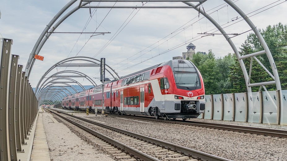 Vlaky mali zlacnieť až o polovicu. Vláda návrh zatiaľ stopla