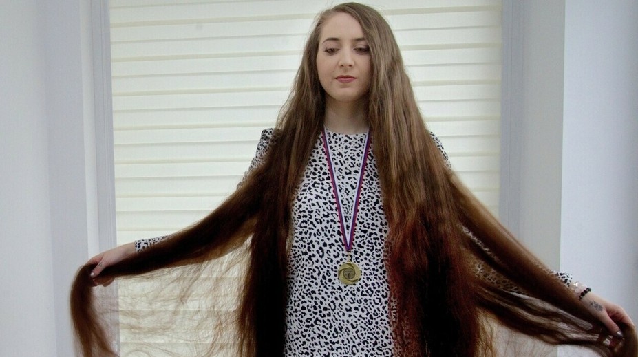 Najdlhšie vlasy Slovenska má mladé dievča z Prievidze. Zapísali ju do knihy rekordov