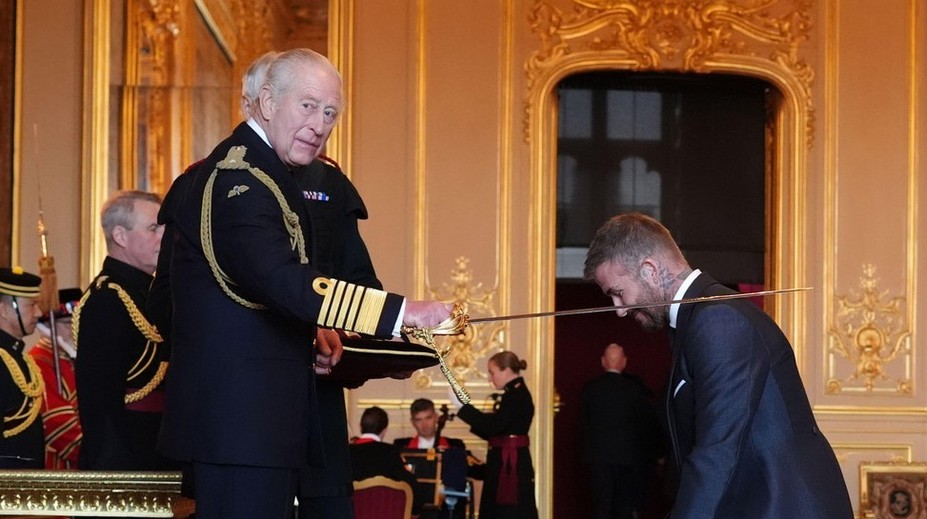 Obrovská pocta pre Davida Beckhama. Legendárny futbalista bol pasovaný za rytiera