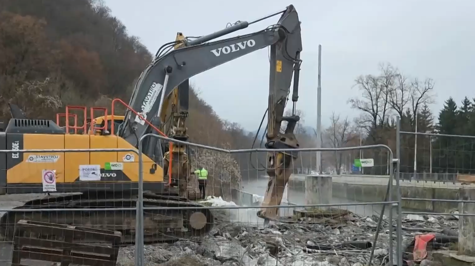 V Banskej Bystrici začali búrať most v havarijnom stave. Do roka ho má nahradiť nový