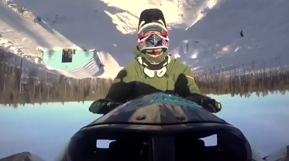 Švéd poprel gravitačný zákon a ako prvý na svete skočil na skútri dvojité salto