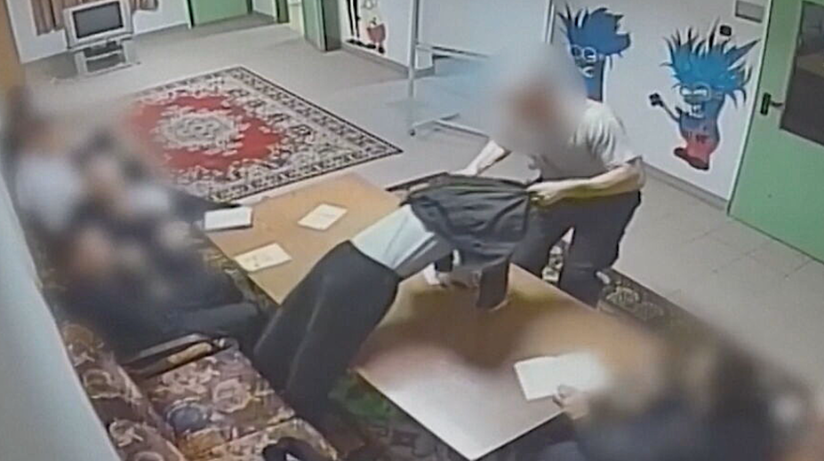 Šokujúce videá z maďarskej polepšovne: Riaditeľ deti kopal a hádzal na zem