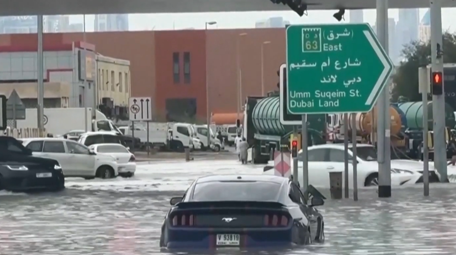 Dubaj pod vodou: Dážď zatopil mesto, ulice sa menia na rieky