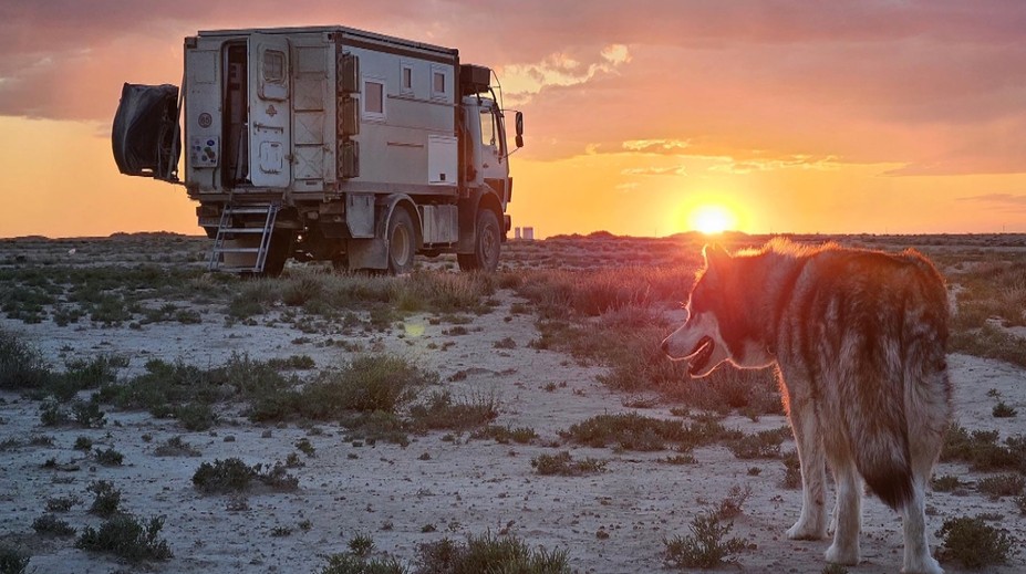 Rok a pol na cestách: Slovenský pár nezastavil ani požiar ich domu na kolesách