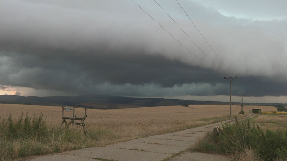 Lovci búrok sledovali nebeské divadlo na Záhorí. Podarilo sa im zachytiť aj fascinujúci búrkový úkaz