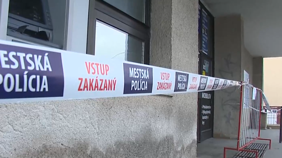 Voda sa valila ako Niagarské vodopády. Budova autobusovej stanice v Topoľčanoch zostáva zatvorená