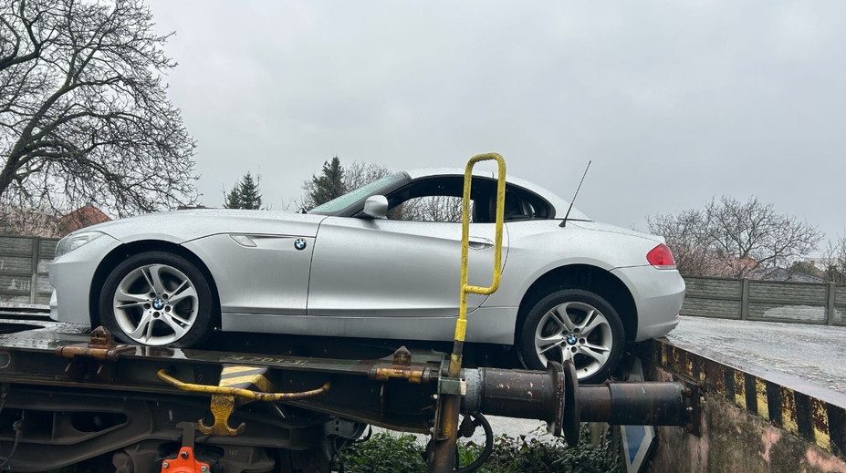 Kuriózne parkovanie v Seredi. Polícia hľadá vodiča, ktorý zaparkoval na nákladnom vozni