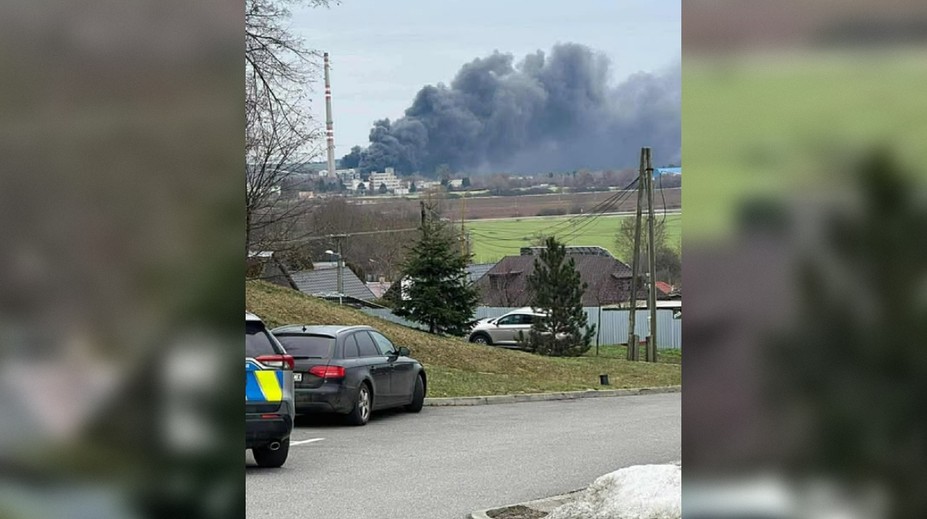 VIDEO: Bukóza v plameňoch. Obrovský požiar v areáli bývalého závodu na východe Slovenska