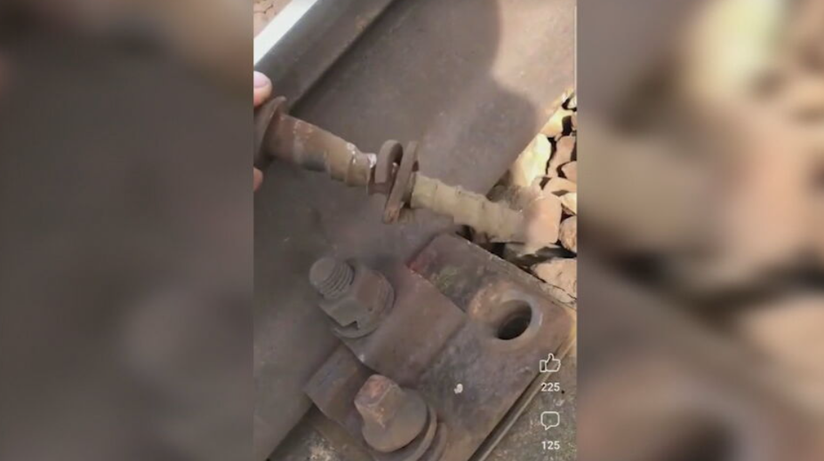 VIDEO: Zo železničnej trate ide hrôza. Ľudia sa na západnom Slovensku boja sadnúť na vlak