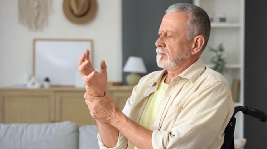 Parkinsonova choroba sa začína skôr, než sa trasú ruky. Odborník upozorňuje na varovné signály