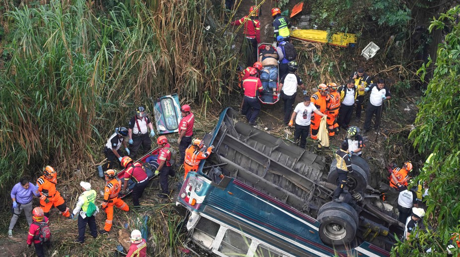 Tragédia v Guatemale. Po zrútení autobusu z diaľničného mosta zomrelo viac ako 50 ľudí
