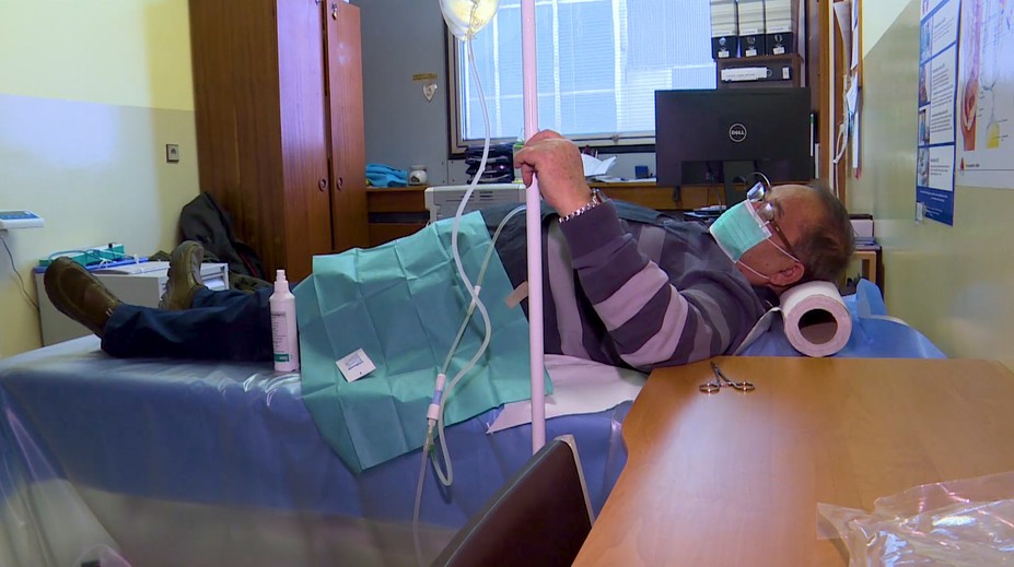 Ladislav na prežitie potrebuje dialýzu. Na rozdiel od iných ju dostáva doma počas spánku