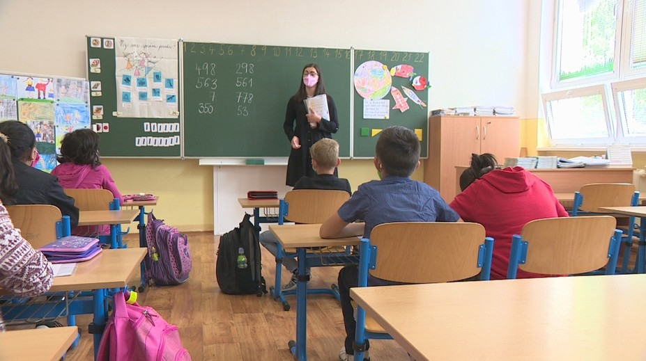 Mohli mať už od školy pokoj, namiesto toho pomáhajú deťom. V Raslaviciach vznikla pekná spolupráca