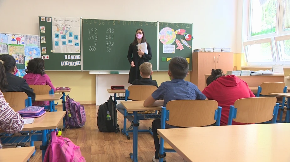 Mohli mať už od školy pokoj, namiesto toho pomáhajú deťom. V Raslaviciach vznikla pekná spolupráca