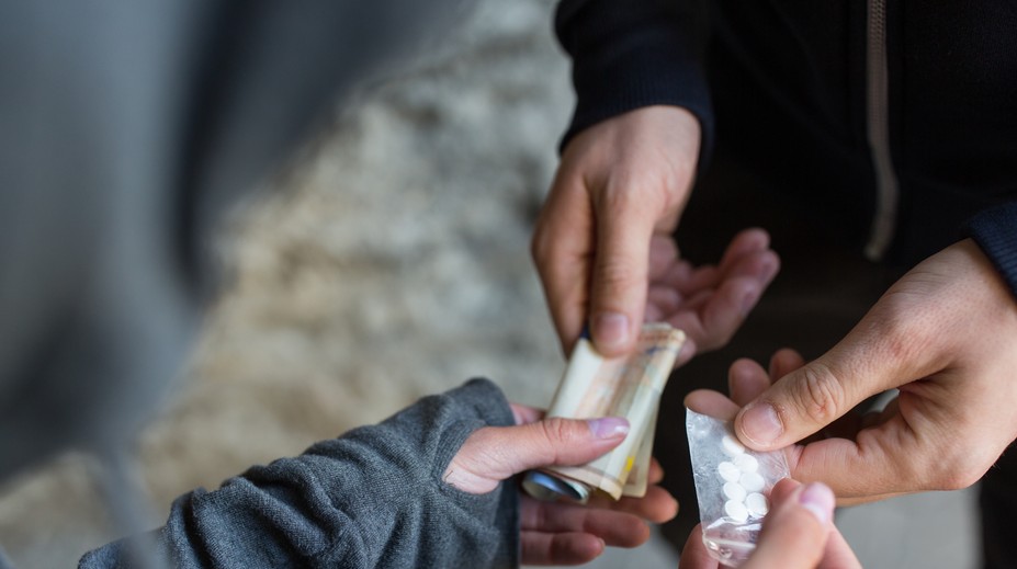 V stánku s pareničkami a oštiepkami ponúkala aj pervitín. Pozrite si zábery z policajnej akcie „Korbáčik“