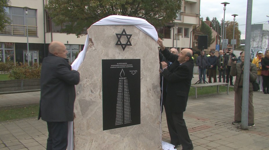 Ich mama v Osvienčime prežila aj ohavné pokusy doktora Mengeleho. Súrodenci teraz dali postaviť pamätník