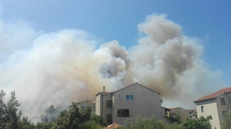 Veľký požiar pri chorvátskom Omiši vystrašil aj slovenských dovolenkárov