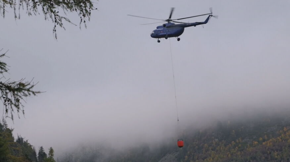 Záťažový test vo Vysokých Tatrách. Z vrtuľníka liali vodu na miesta, kde sa zosúva chodník